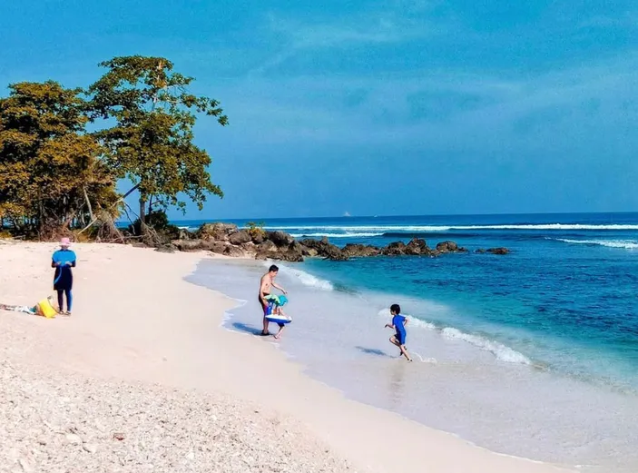 Bukan Pantai Labuan, Ini 7 Pantai Populer di Banten yang Cocok