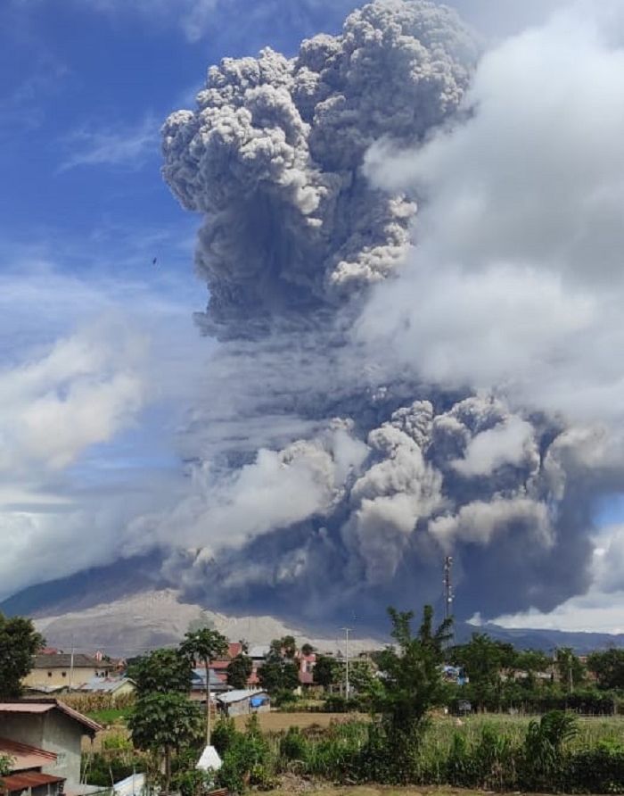DetikDetik Meletusnya Gunung Sinabung, Lokasi Sekitar Gelap Gulita Seperti Malam Hari Berita DIY
