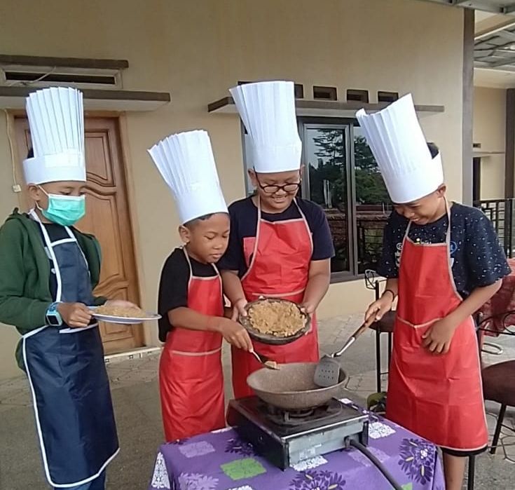 Anak-anak mencoba membuat  Tutug Oncom yang menjadi salah satu kuliner legend di Kota Tasikmalaya. Bahan dan cara pembuatannya yang cukup mudah membuat anak SD pun bisa belajar membuat Tutug Oncom ini.