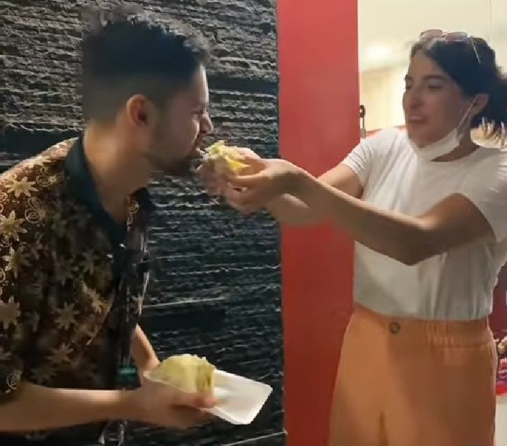 Sandy Walsh dan Aislinn Konig Asik Meniknati Durian