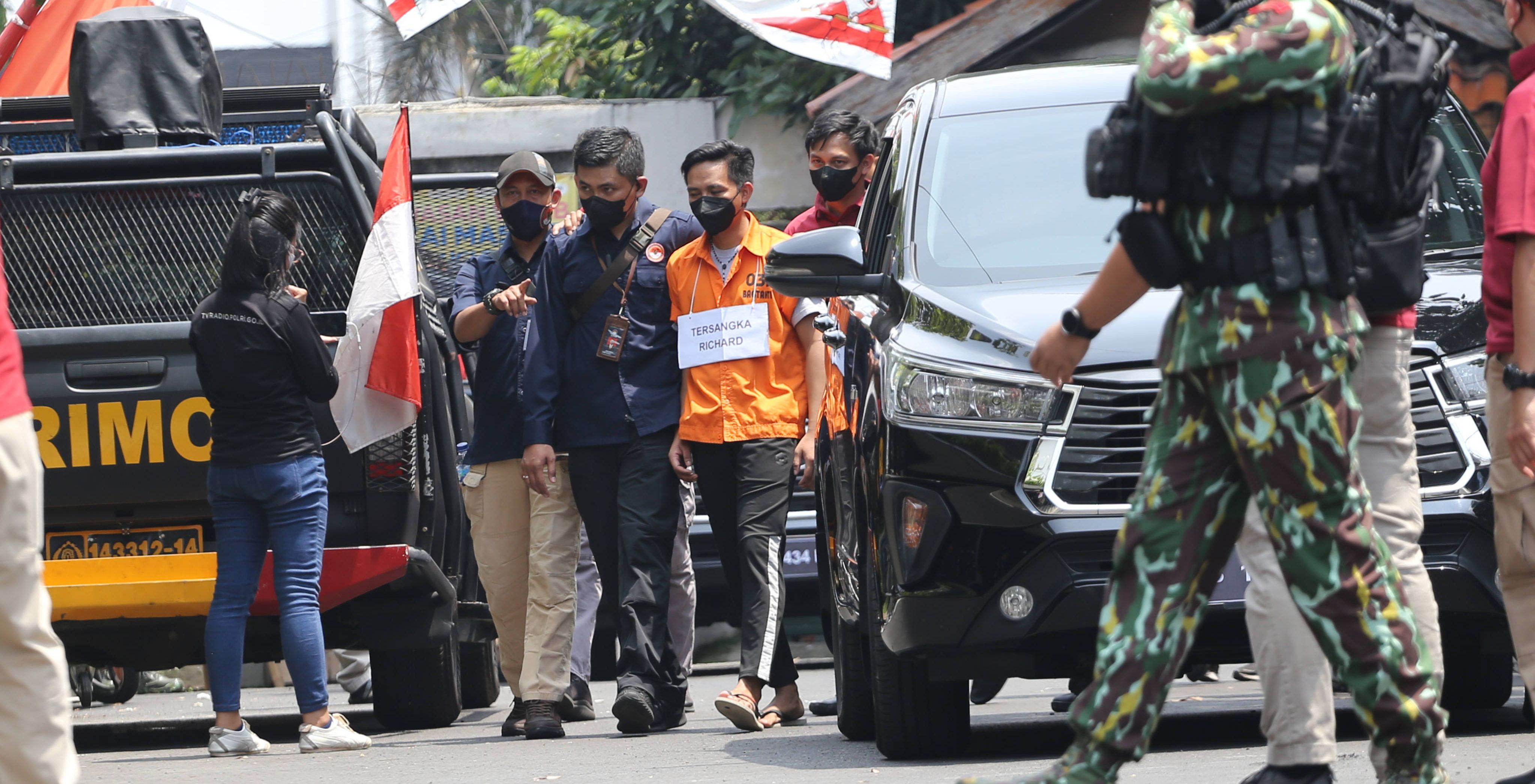 Bharada Richard Eliezer (ketiga kiri) berjalan sebelum rekonstruksi pembunuhan Brigadir J di rumah pribadi Irjen Ferdy Sambo di Jalan Saguling, Duren Tiga, Jakarta, Selasa, 30 Agustus 2022. 