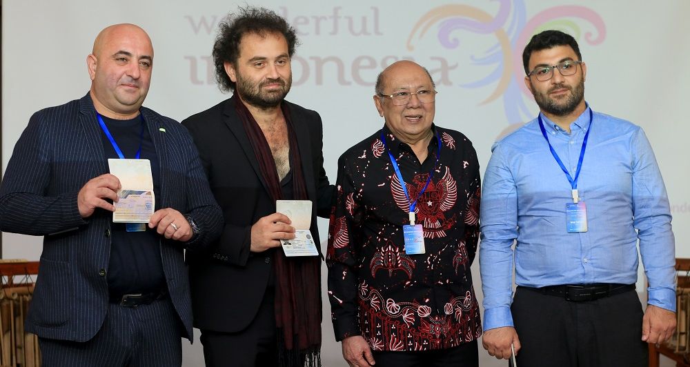 Duta Besar Indonesia untuk Azerbaijan Hildi Hamid (kedua dari kanan) menyerahkan visa kepada para pengusaha Azerbaijan di Hyatt Regency, Baku, Rabu 12 Oktober 2022.