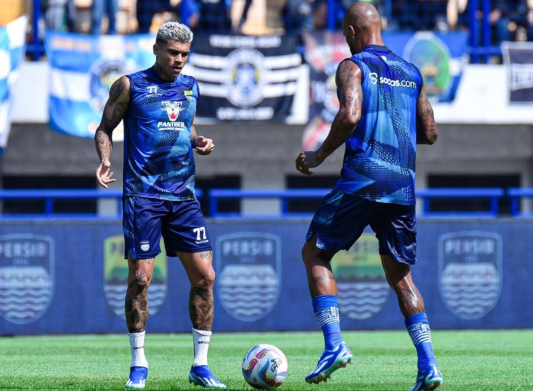 Dou Brazil Ciro Alves dan David da Silva saat berlatih sebelum laga kontra Arema FC di Stadion GBLA, Rabu, 11 November 2023.