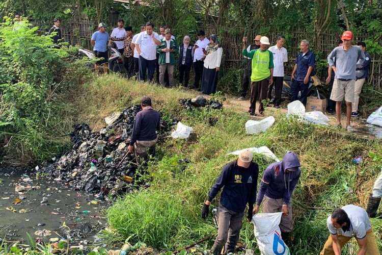 Saluran Air Tertutup Sampah, Ratusan Hektare Sawah di Bekasi Kekeringan