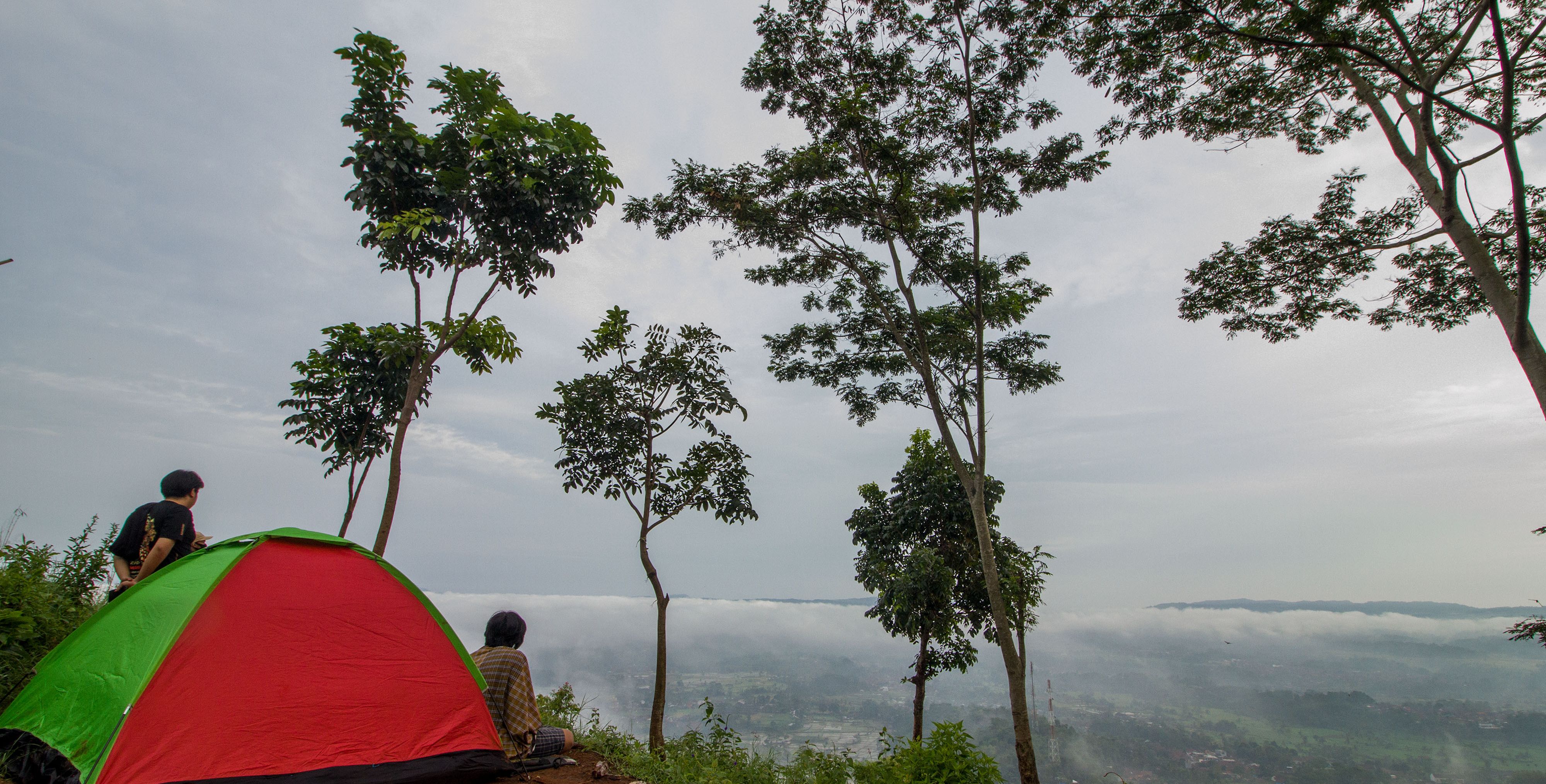 Sejumlah wisatawan menikmati pemandangan alam di objek wisata Bukit Pamoyanan di Desa Kawungluwuk, Tanjungsiang, Kabupaten Subang, Jawa Barat, Sabtu, 28 November 2020.