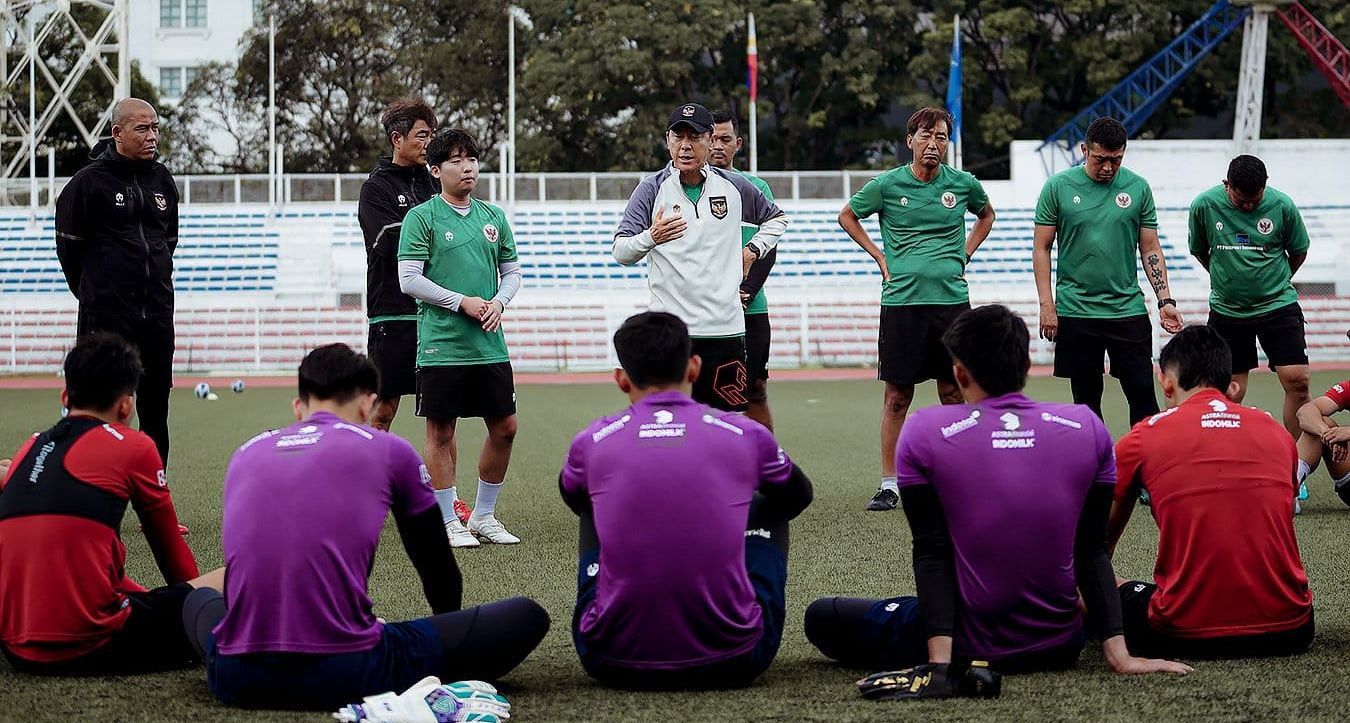 Shin Tae-yong sedang memberikan arahan kepada para pemain timnas Indonesia
