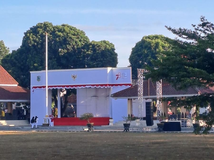 On progress, pengerjaan panggung yang di dekorasi menyerupai Istana Merdeka untuk menyemarakan peringatan HUT ke-78 Republik Indonesia di Kabupaten Banjarnegara, Rabu 16 Agustus 2023