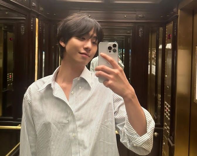 6 Potret Mirror Selfie Kece Ala Ahn Hyo Seop 'Mas Ucup ' Aktor Korea