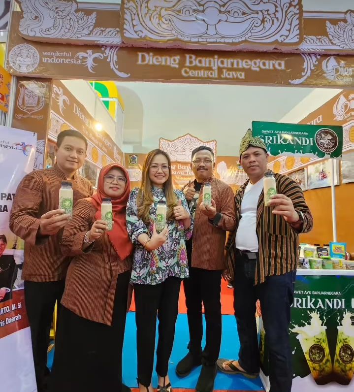 Dawet Ayu Srikandi Banjarnegara bersama Dinas Pariwisata Banjarnegara saat mengikuti pameran gebyar wisata Nusantara di SMESCO Jakarta, pada 8-11 Juni 2023