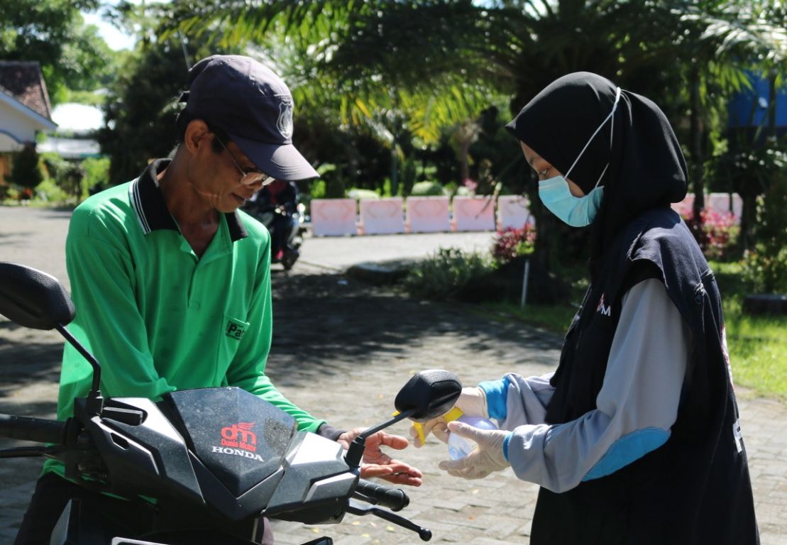Petugas Poliklinik Poliwangi juga membagikan hand sanitizer bagi setiap pengunjung.*/