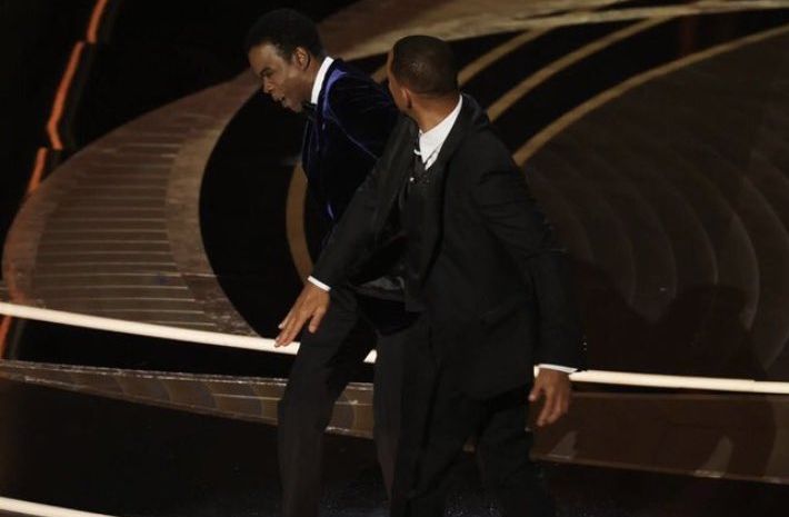 Will Smith menampar Chris Rock di panggung Oscar 2022.