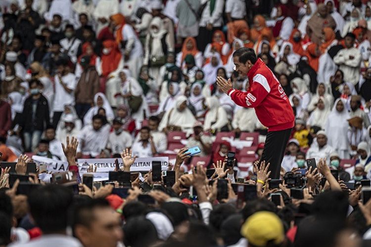 Roundup: Sisi Gelap Acara Relawan Jokowi di GBK, Produksi 31 Ton Sampah dalam Sehari hingga Ibu-Ibu Terjebak