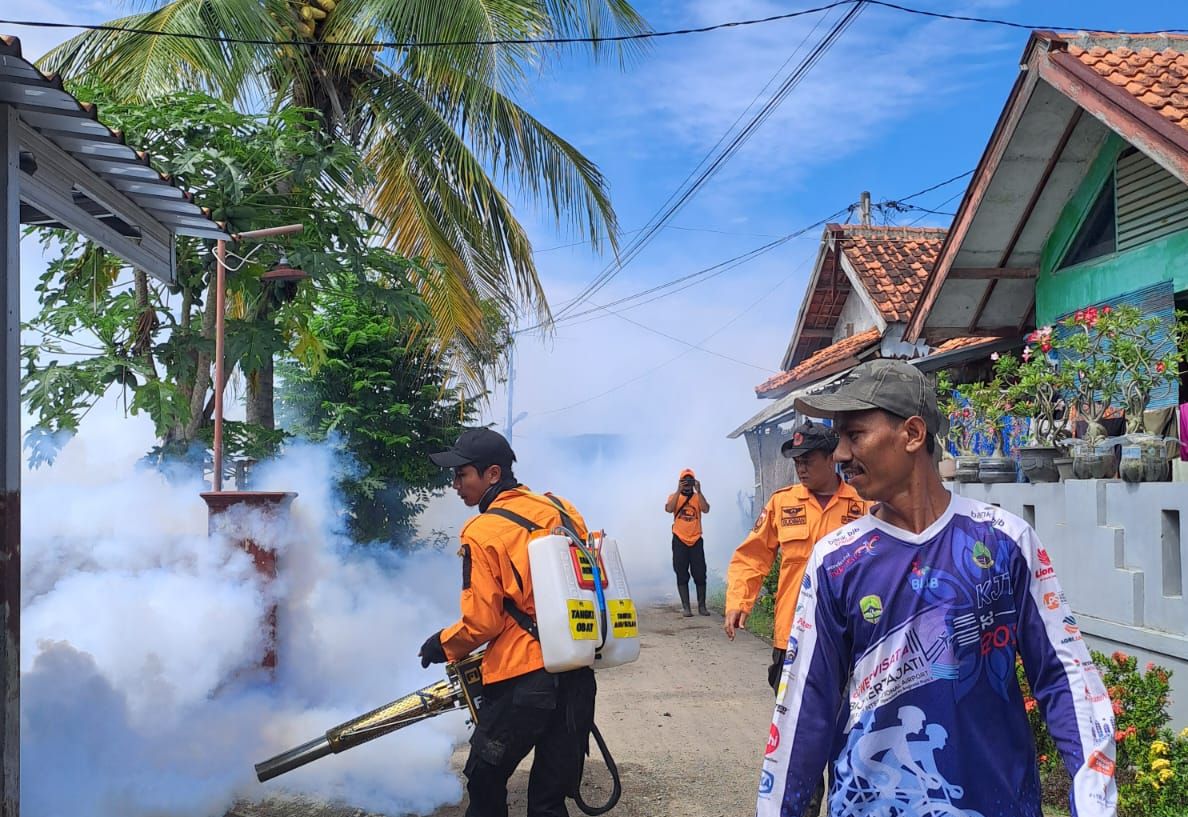 Petugas BPBD Majalengka tengah melakukan fogging di Desa Kertawinangun, Kecamatan Kertajati, Kabupaten Majalengka.