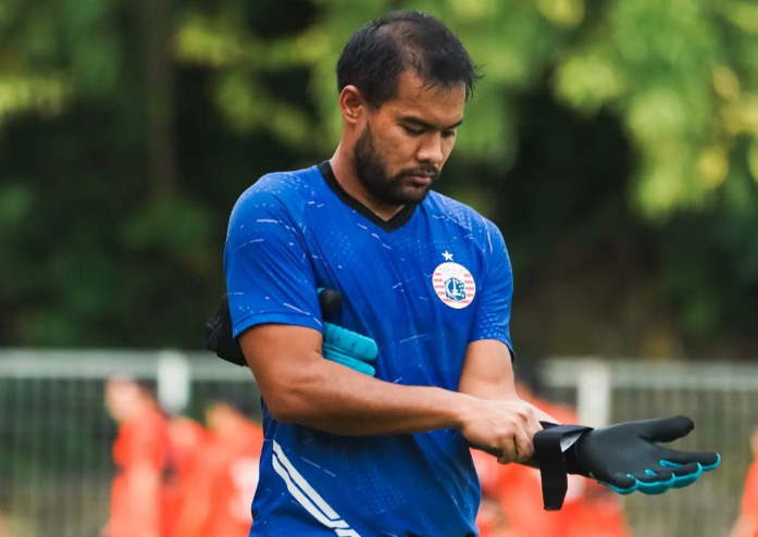 Kiper utama sekaligus kapten Persija Jakarta, Andritany Ardhiyasa, saat latihan terakhir jelang laga lawan Bali United, Minggu 6 Maret 2022