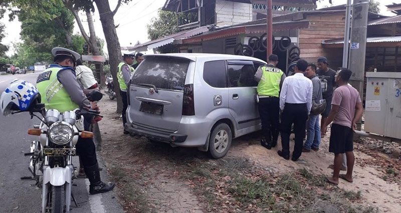 POLISI lalu lintas memeriksa mobil yang ditinggal kabur saat razia di Kota Langsa, Aceh, Senin 9 Maret 2020.*