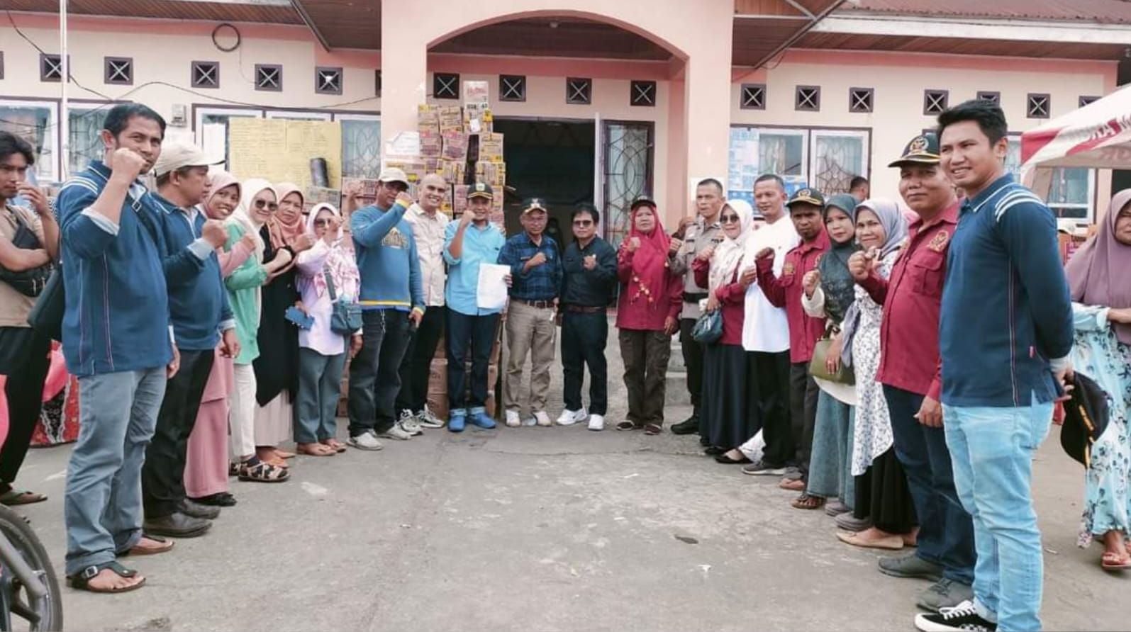 Padang Raya News / Pemerintah Nagari Koto Sani dan Elemen masyarakat mengantarkan bantuan bencana secara langsung 