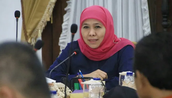 Gubernur Jatim Khofifah Tunggu Restu Kiai, Jawab Isi Pertemuan dengan Jokowi