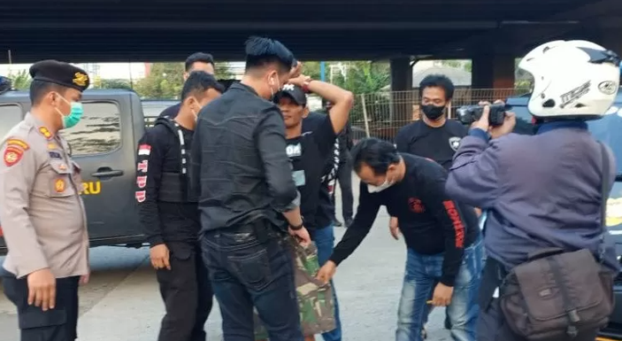 Tim Pemburu Preman bersama anggota Unit Jatanras dan Resmob Polres Metro Jakarta Barat menangkap 22 orang tersangka preman karena diduga melakukan pungutan liar (pungli) di kawasan Jakarta Barat, Jumat 11 Juni 2021.