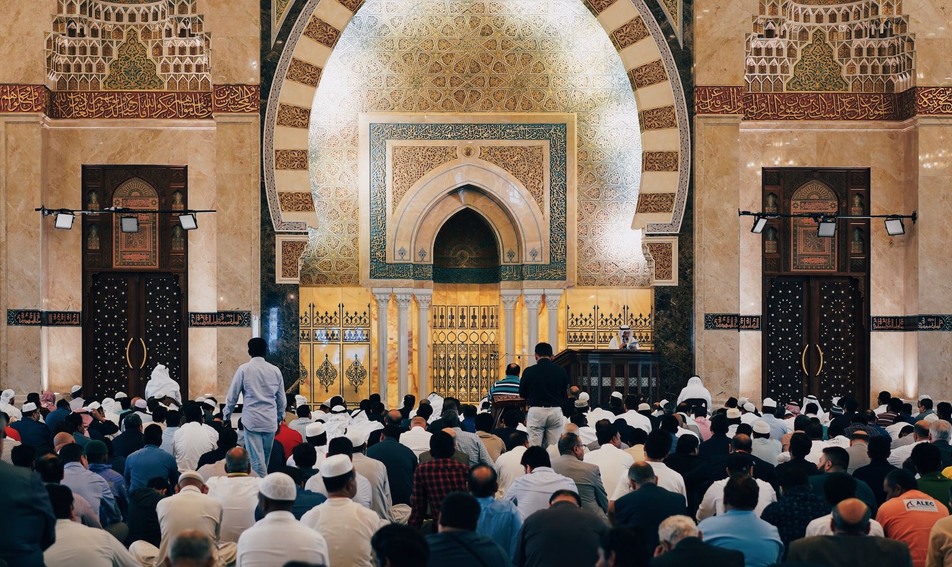 Simak bacaan niat sholat tarawih sebagai makmum berjamaah.