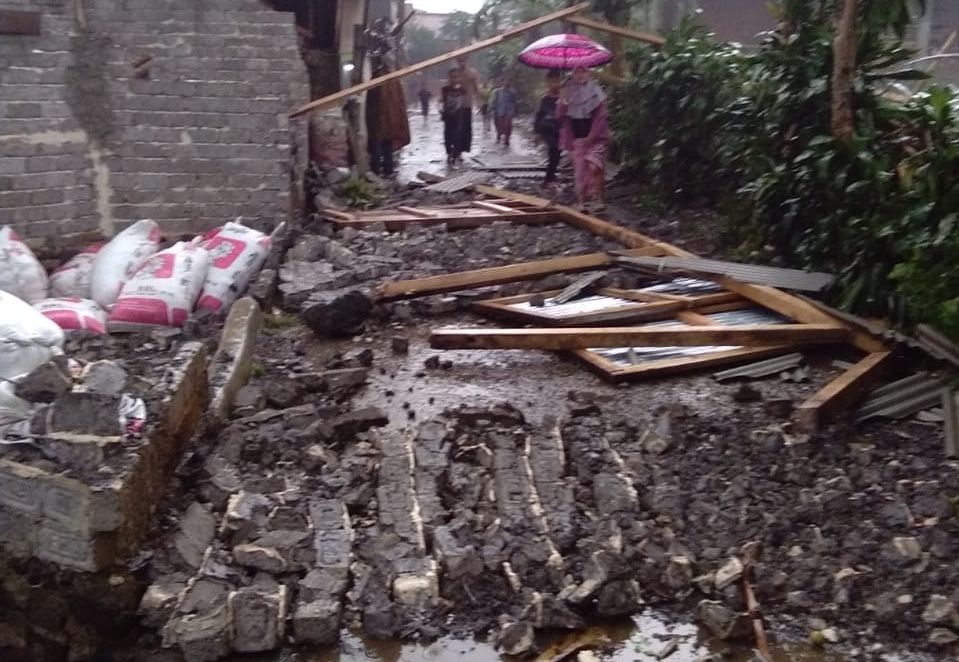 Puting Beliung Rusak Puluhan Rumah di Sukalarang Sukabumi. Foto: 