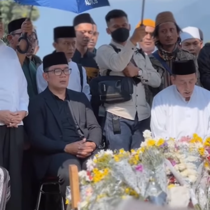 Ulama Kharismatik Habib Luthfi Bin Yahya Ziarahi Makam Eril, Ridwan ...