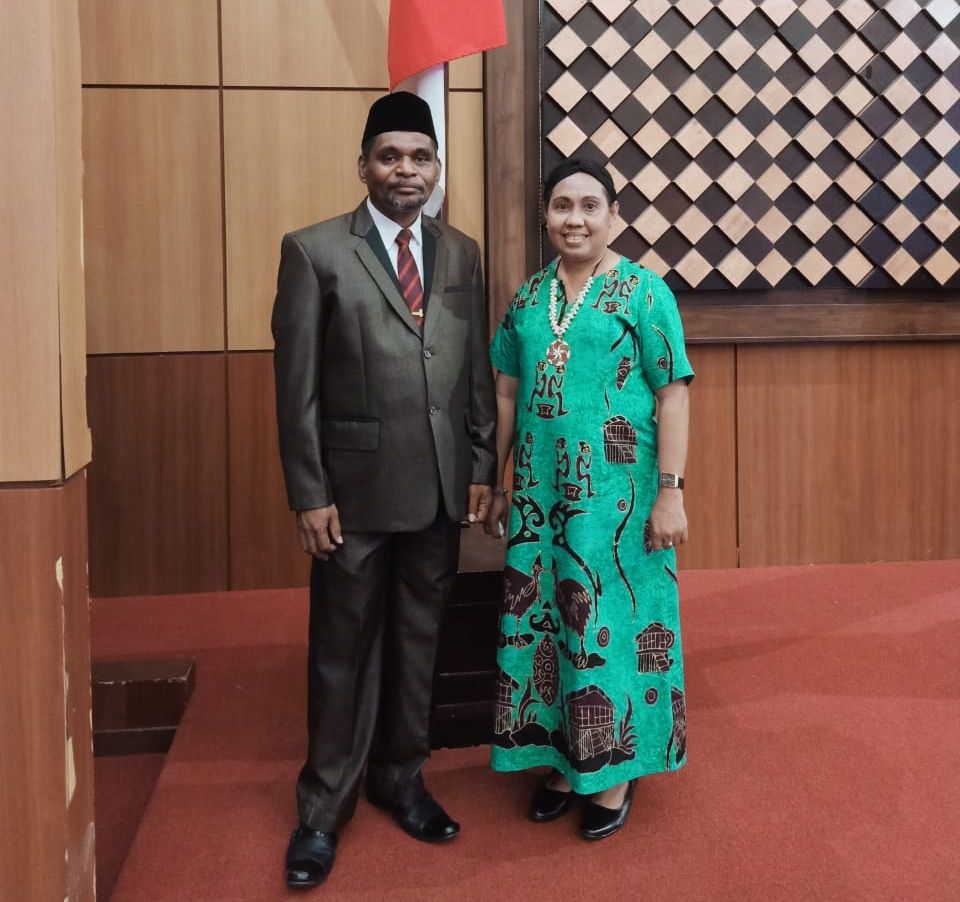 Luksen Jems  Mayor, S.Sos, hari ini dilantik oleh Menteri Agama RI sebagai Kepala Kantor Wilayah Kementerian Agama Papua Barat . Tampak saat foto bersama isteri,  usai pelantikan.