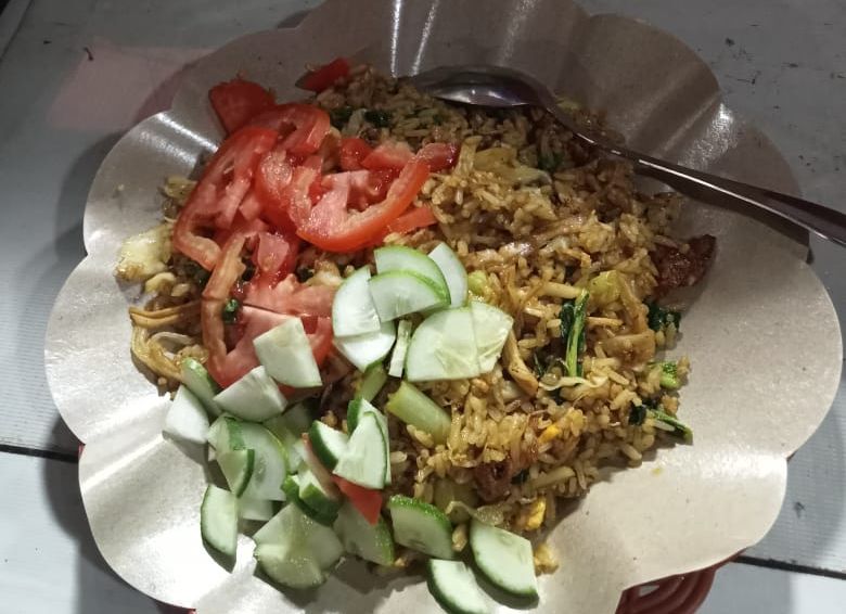 Mengapa nasi goreng yang dijual abang gerobak nasi goreng keliling begitu enak? Ternyata rahasia nasi goreng kaki lima di tiga bahan ini