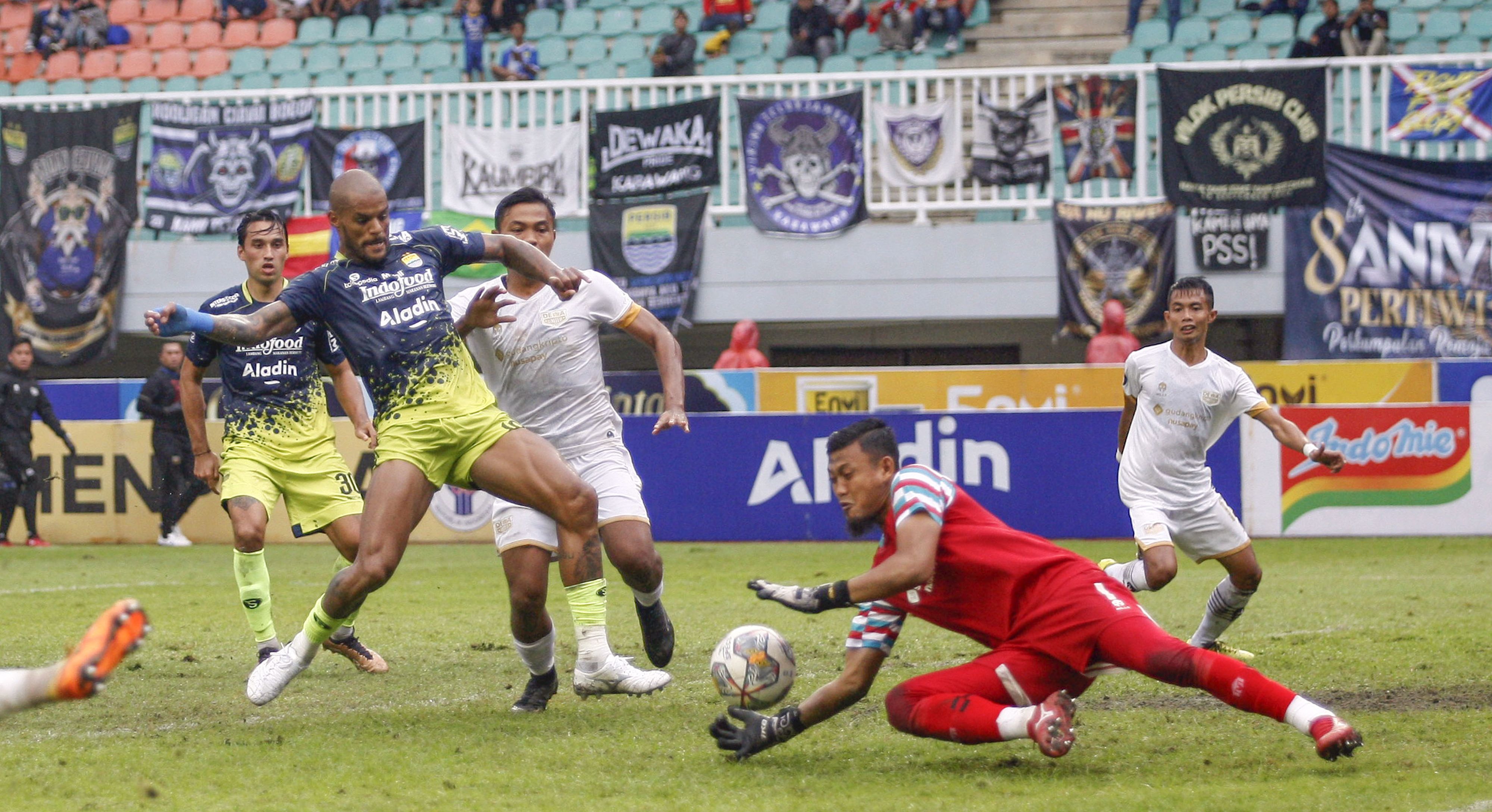 Persib Bandung atasi perlawanan Dewa United, dan jaga asa kejar PSM Makassar.