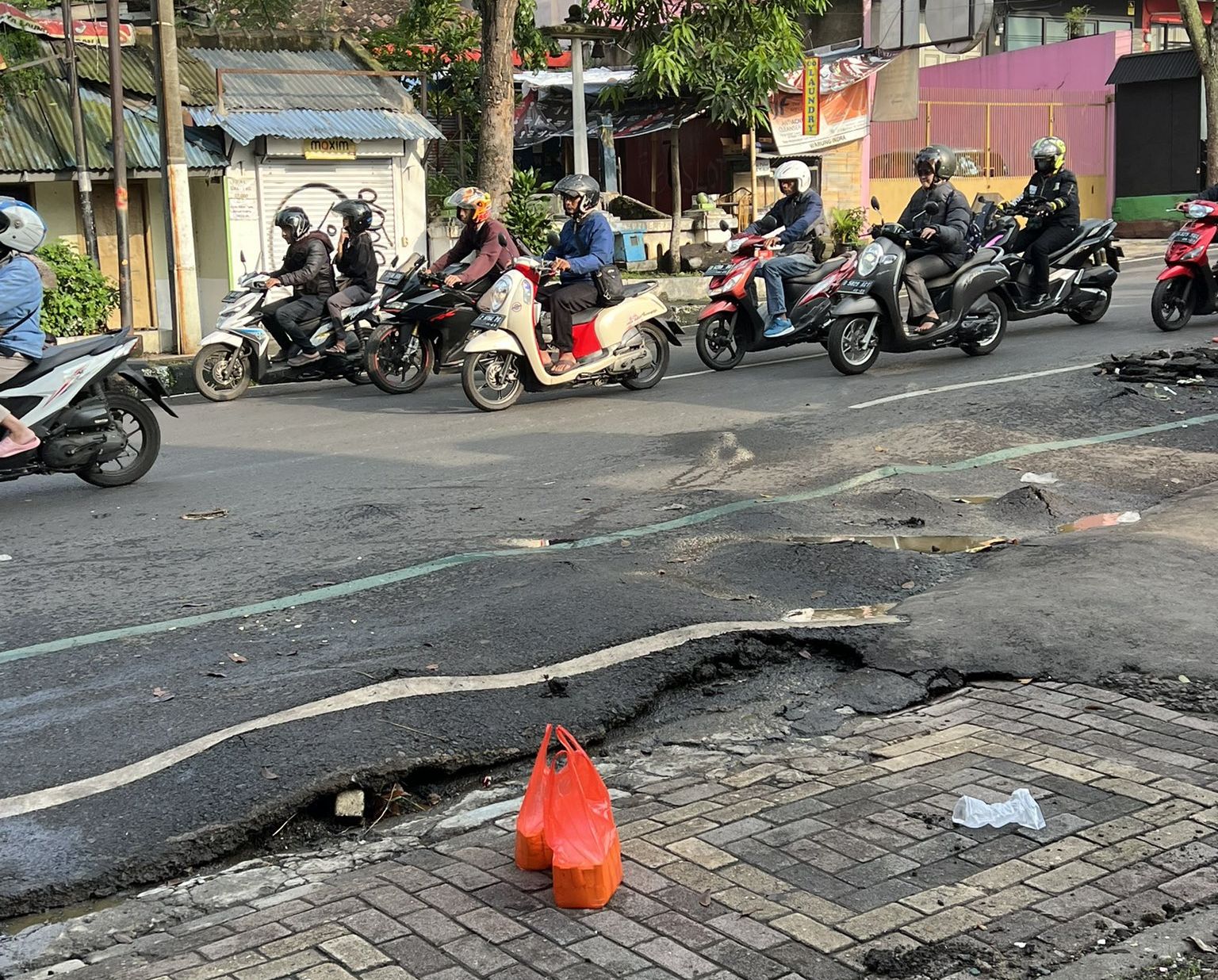 Kondisi aspal bergelombang di Jalan Cihampelas Bandung, Kamis 27 April 2023.
