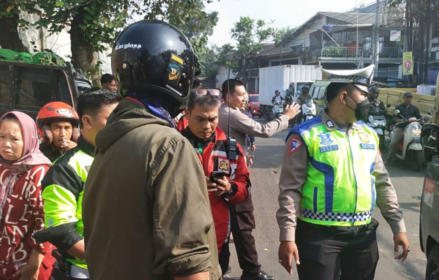 Pemotor Tewas Terlindas Truk Di Caringin Bandung, Polisi Jelaskan ...