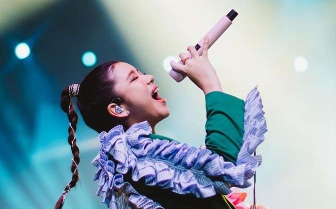 Simak link download lagu Menjadi Dia oleh Tiara Andini setelah lirik lagu.