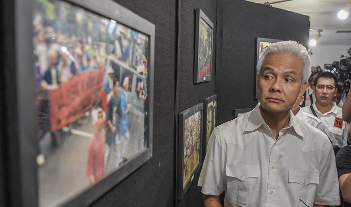 Bakal calon presiden dari PDI Perjuangan Ganjar Pranowo melihat foto yang dipajang pada pameran 25 Tahun Reformasi di Graha Pena 98, Menteng, Jakarta, Sabtu 13 Mei 2023.
