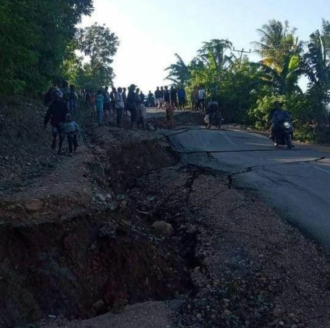 Potret jalan yang retak hingga amblas dampak gempa Maluku