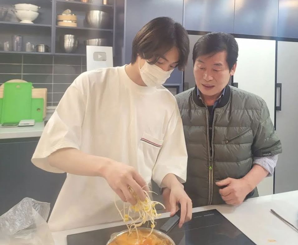 Ketemu Kawan Chef, Jin BTS Pakai Hoodie Louis Vuitton Rp17 Juta