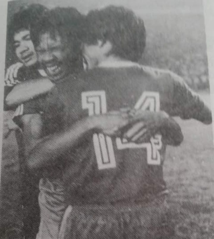 Mamek Sudiono menangis haru dalam pelukan Kapten PSMS Sunardi B usai penaltinya memastikan kemenangan PSMS atas Persib di Final Divisi Utama Perserikatan PSSI 1985