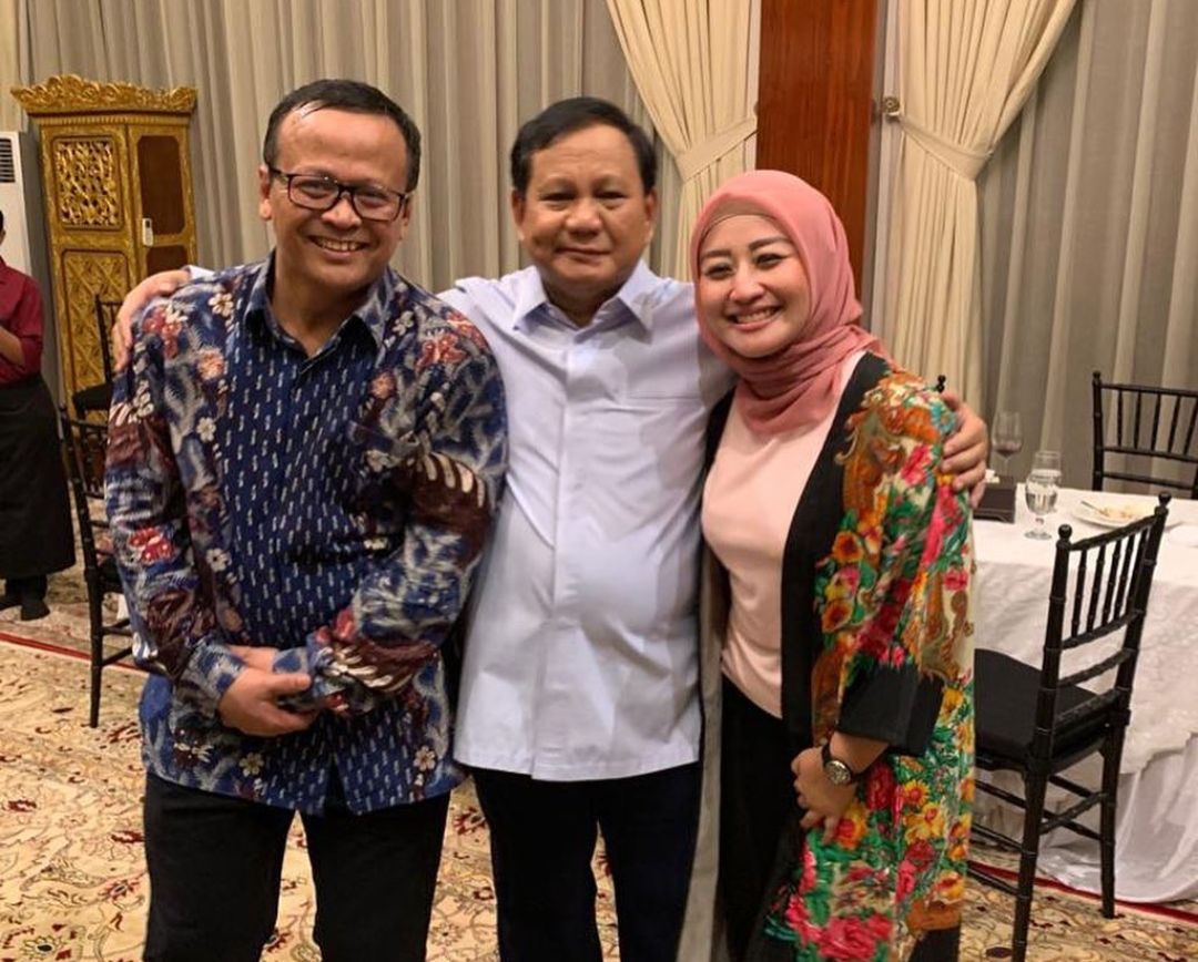 Edhy Prabowo dan Istri, Iis Rosita Dewi saat foto bersama Prabowo Subianto