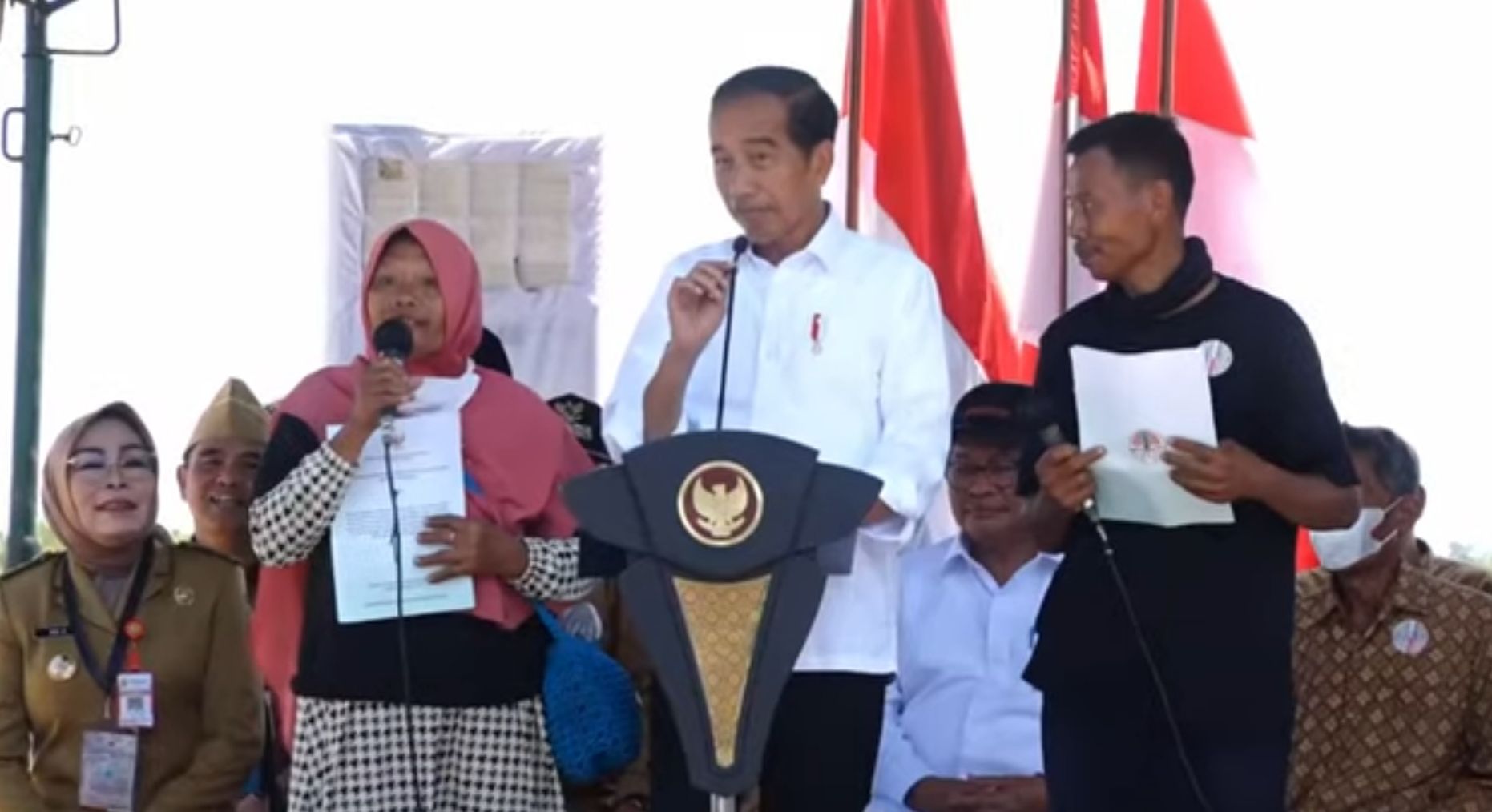 Presiden Joko Widodo saat menyerahkan SK Perhutanan Sosial dan SK Tanah Objek Reforma Agraria (TORA) kepada masyarakat Blora, Jawa Tengah 