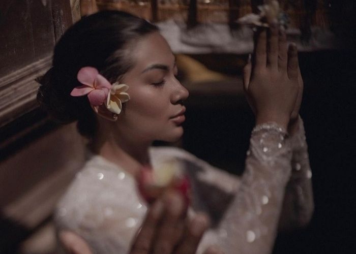 Rentetan Potret Ariel Tatum saat Ritual Melukat di Bali, Netizen Doakan Bahagia di Keyakinan Baru!