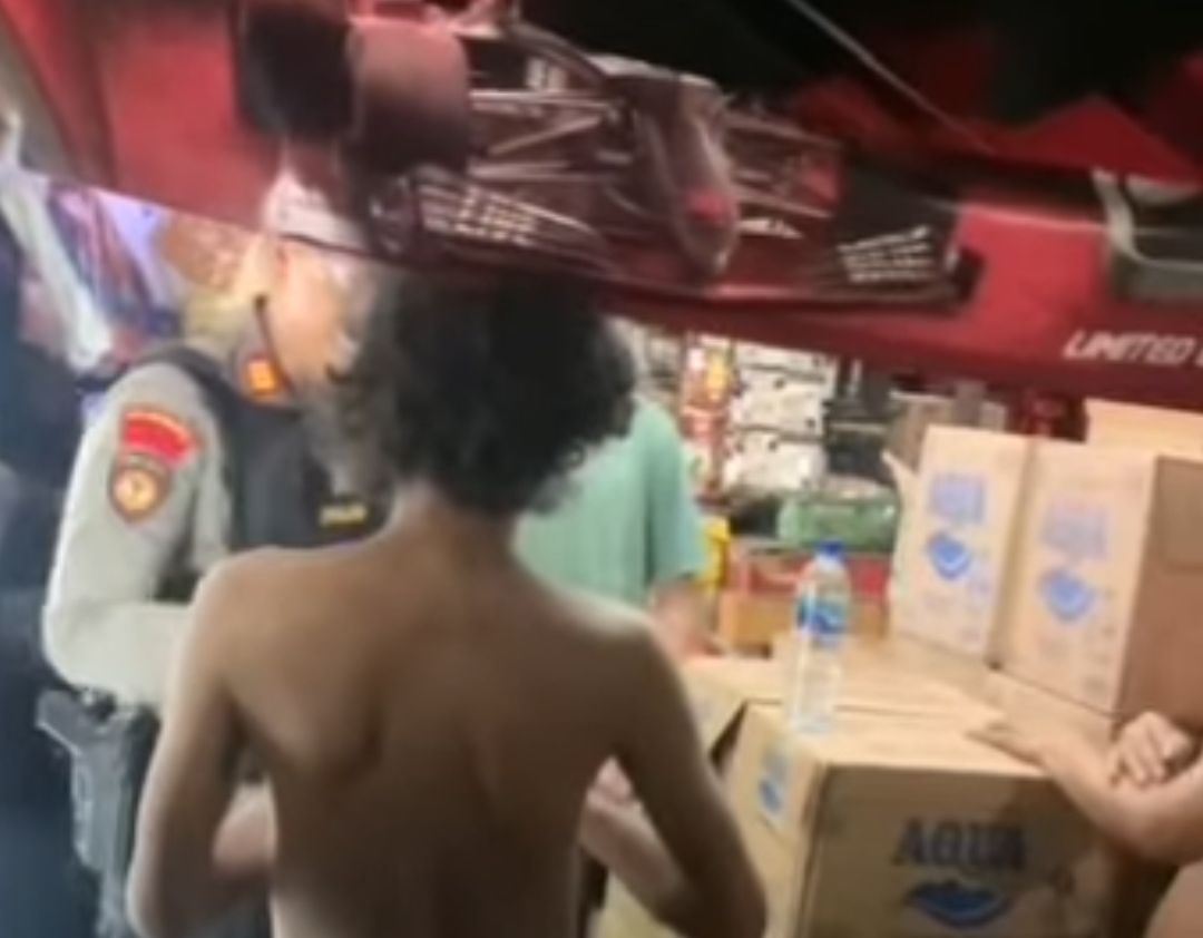 ODGJ Ngamuk ditoko, Lihat Apa yang Dilakukan Polisi Ini Saat Sedang Dinas