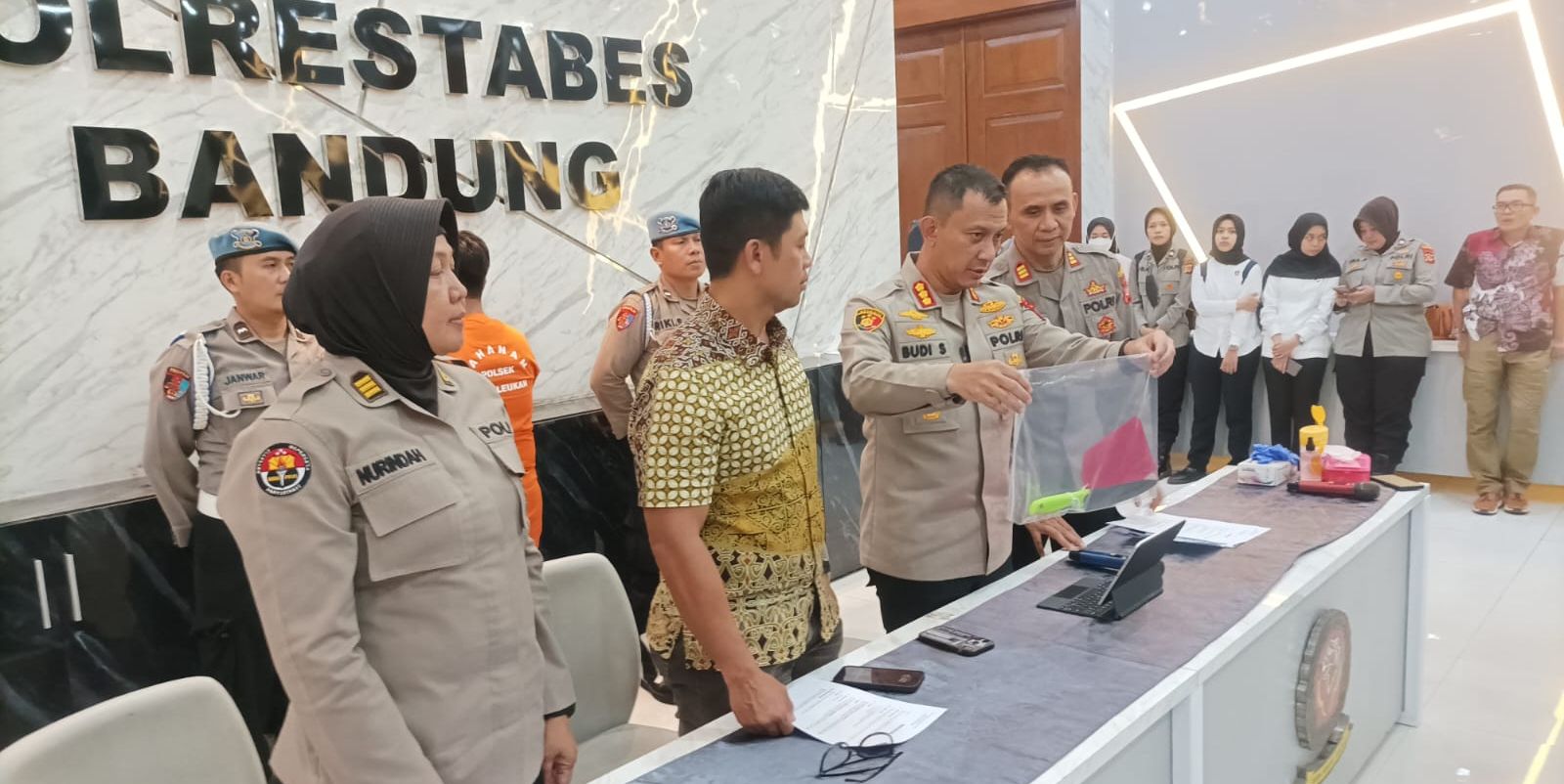 Kapolrestabes Bandung, Komisaris Besar Budi Sartono perlihatkan barang bukti pisau yang digunakan pelaku Yandri, untuk mengancam pelanggannya di Mapolrestabes Bandung di Jalan Merdeka, Kota Bandung pada Jumat, 12 Mei 2023.