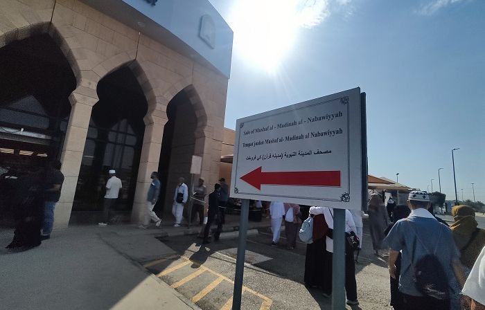 Sejumlah jemaah haji melakukan kunjungan ke pabrik percetakan Al-Qur'an Raja Fahd di Madinah.