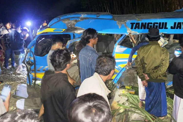 Roundup: Kereta Api Probowangi Hantam Minibus di Lumajang, 11 Orang Tewas