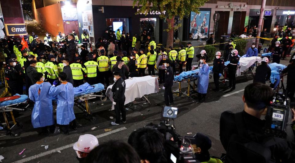 Tragedi Pesta Halloween di Itaewon, Korea Selatan yang menewaskan ratusan orang.