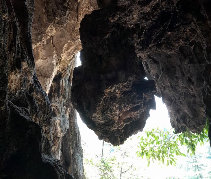 Goa Gong di gunung kapur Ciseeng sumber mata air panas dengan kandungan kalsium sangat tinggi.