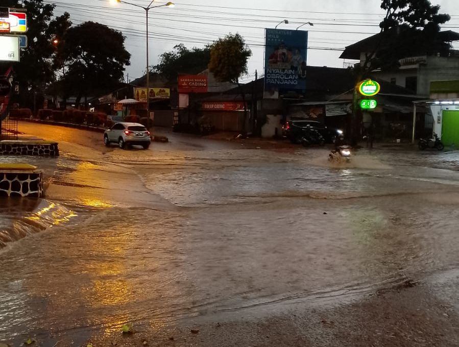 Akses Jalan Gading Tutuka Soreang Kabupaten Bandung banjir akibat hujan deras sejak semalaman