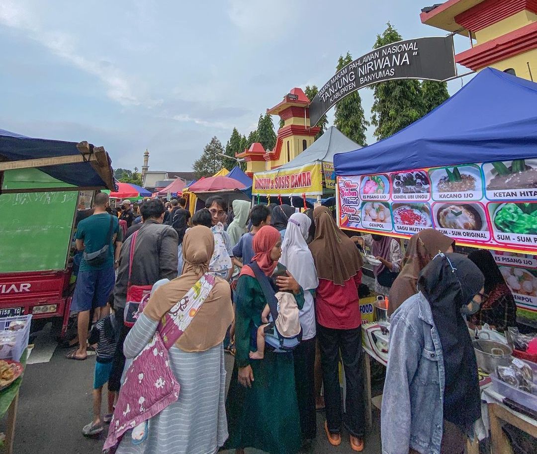 Pasar Takjil Makam Pahlawan Purwokerto. *