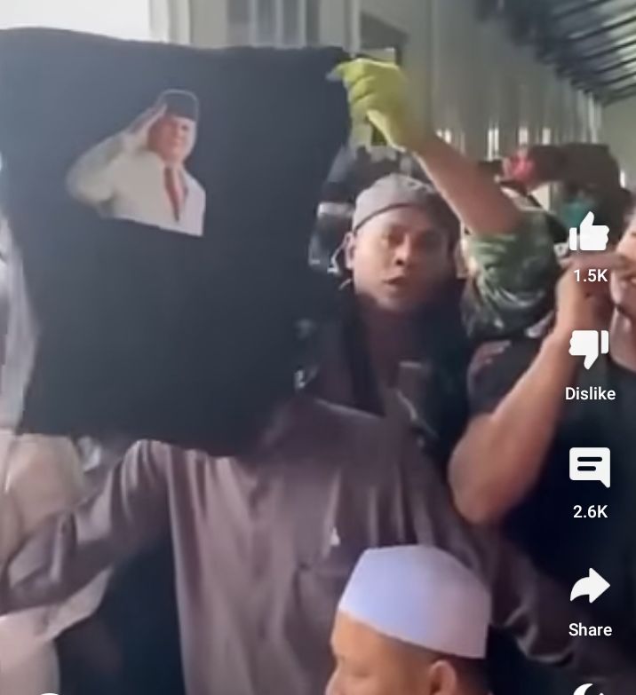Viral Video Gus Miftah Bagi-Bagi Uang 50 Ribu Bareng Pendukung Prabowo Subianto