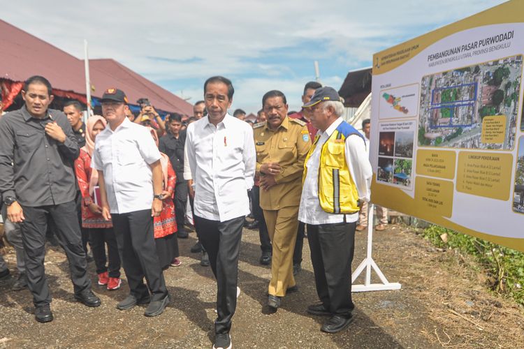 Istana Klarifikasi Video Paspampres Tarik Lengan Bupati Bengkulu Utara saat Kunker Jokowi di Pasar Pruwodadi