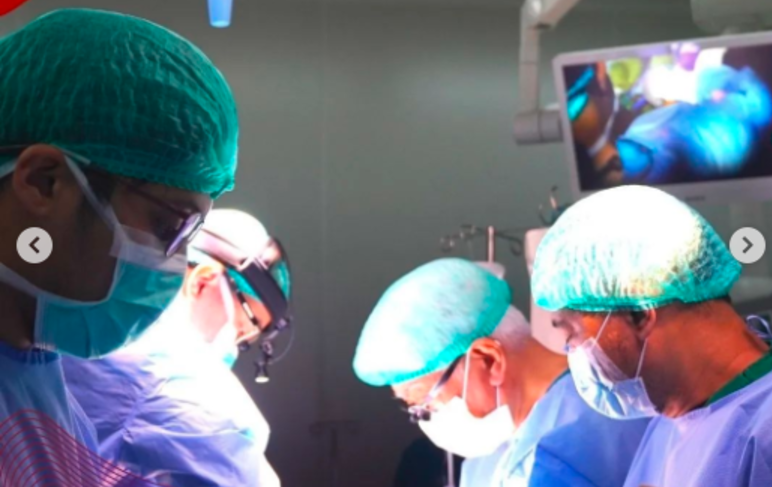 Tim dokter  bedah RS Jantung Tasikmalaya sedang melakukan bedah jantung anak. Operasi anak untuk pertama kalinya dan menjadikan sejarah sebagai RS pertama yang melakukan operasi jantung anak  pertama di wilayah Priangan Timur