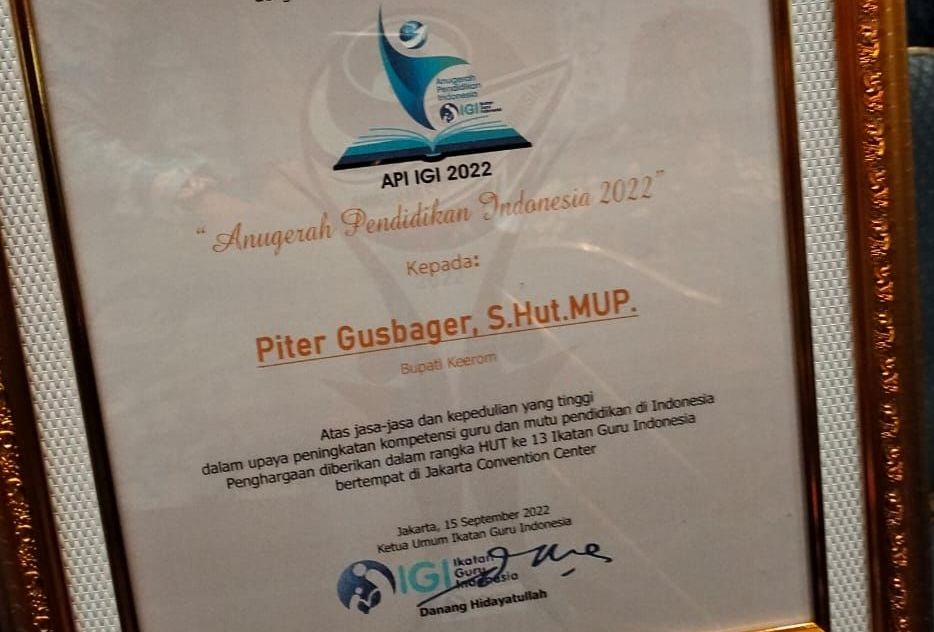 Penghargaan Anugerah Pendidikan kepada Bupati Keerom , Piter Gusbager.